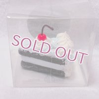 小さなカットフェイクケーキ　あみあみチェリー みずいろチョコ