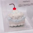 画像2: 小さなカットフェイクケーキ　あみあみチェリー みずいろチョコ (2)