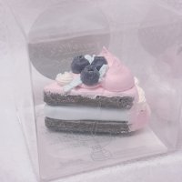 小さなカットフェイクケーキ　ブルーベリー　ピンク