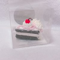 小さなカットフェイクケーキ　あみあみチェリー　ピンクチョコ